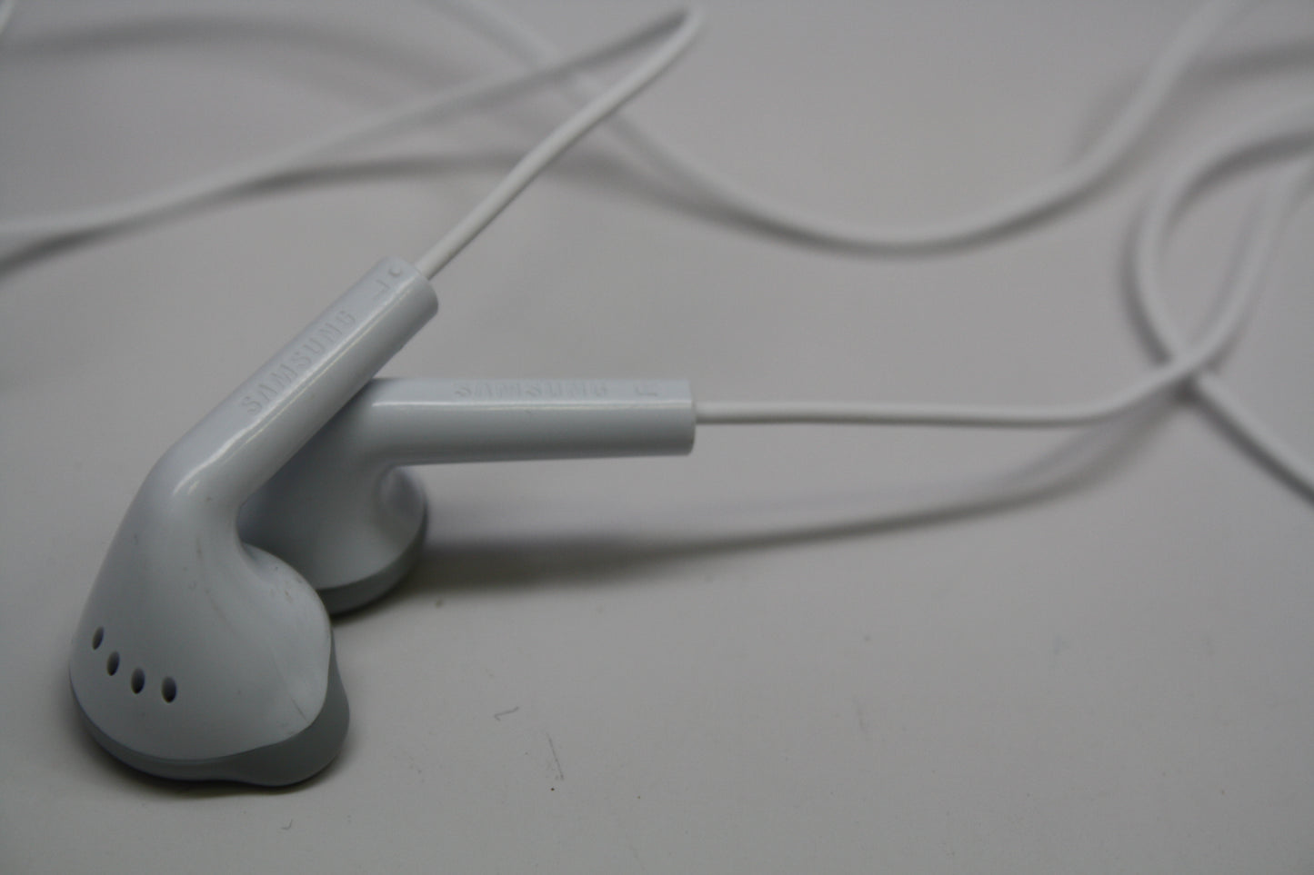 Samsung Galaxy S2 S3 III Wired Earbuds - White (EHS61ASFWE) Cell Phone - Headsets Samsung - Simple Cell Bulk Wholesale Pricing - USA Seller