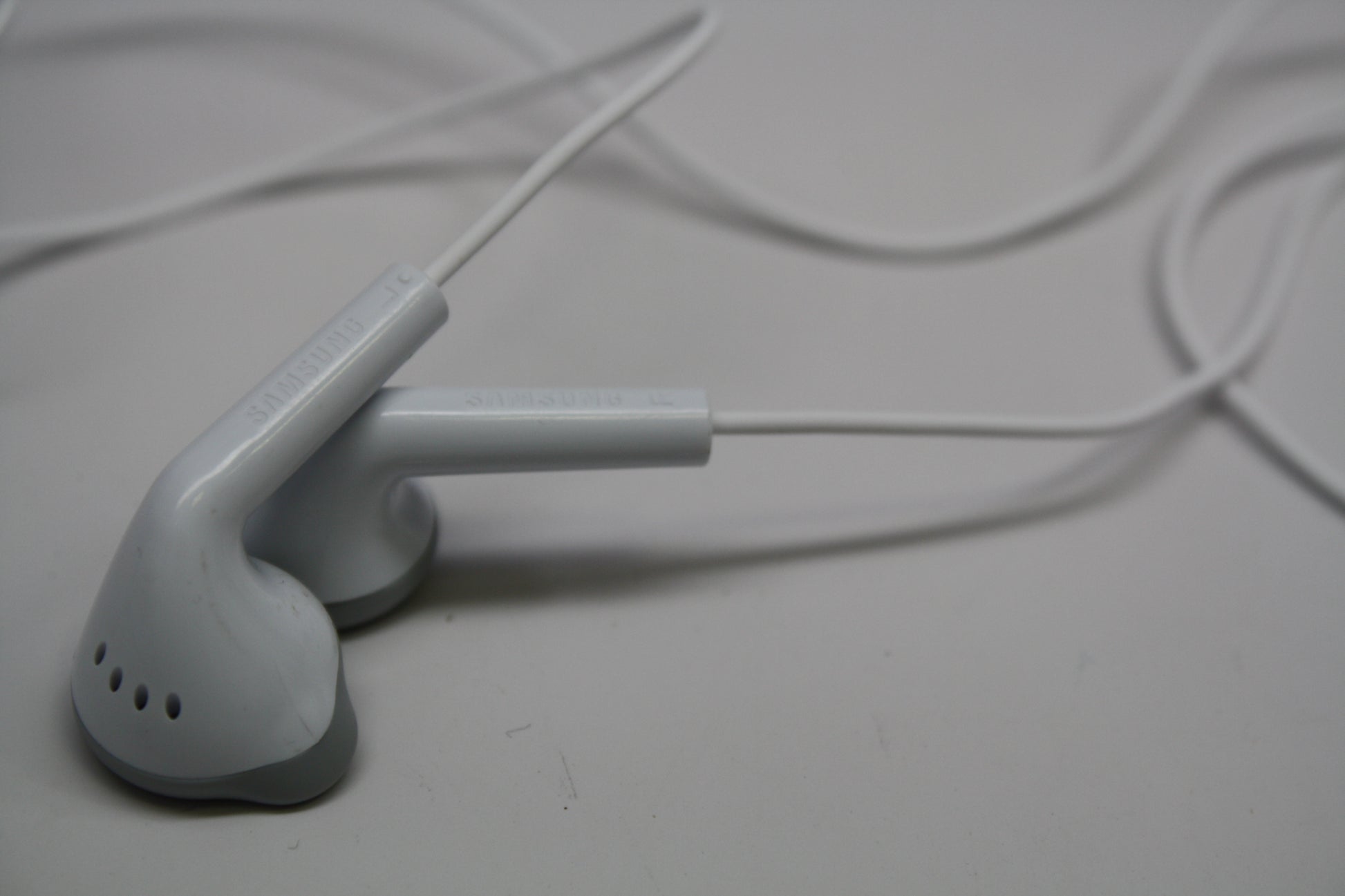 Samsung Galaxy S2 S3 III Wired Earbuds - White (EHS61ASFWE) Cell Phone - Headsets Samsung - Simple Cell Bulk Wholesale Pricing - USA Seller